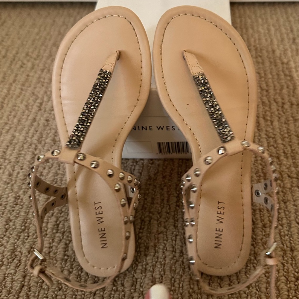 Nine West natural colored thong sandal sz 5 1/2 w/stud & rhinestone detail